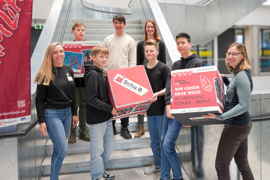 Freuen sich auf eine gut besuchte Veranstaltung: Die teilnehmenden Jungen des Boys’Day 2024 und die Kolleginnen der Koordinierungsstelle Schule-Beruf (v.l.) Lisa McVicar, Vanessa Boschke und Christin Wegener. Foto: Lippe Bildung eG