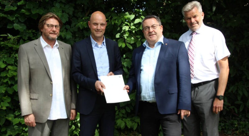 Dirk Becker (Bürgermeister der Stadt Oerlinghausen), Landrat Dr. Axel Lehmann, Jens Kronsbein (Bezirksregierung Detmold) und Günter Weigel (Geschäftsführer Lippe Tourismus & Marketing GmbH) (von rechts) freuen sich über den Förderbescheid des Landes NRW. Foto: Kreis Lippe