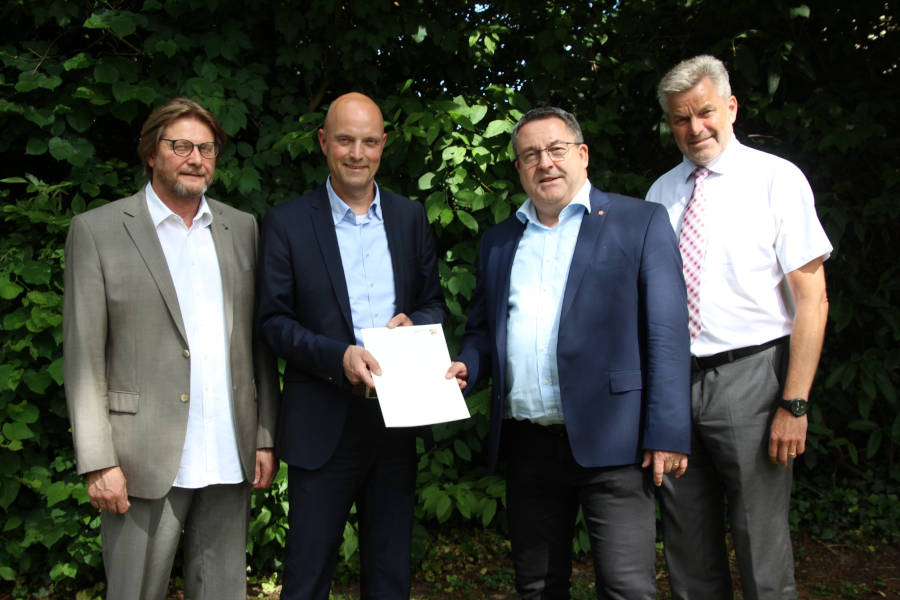 Dirk Becker (Bürgermeister der Stadt Oerlinghausen), Landrat Dr. Axel Lehmann, Jens Kronsbein (Bezirksregierung Detmold) und Günter Weigel (Geschäftsführer Lippe Tourismus & Marketing GmbH) (von rechts) freuen sich über den Förderbescheid des Landes NRW. Foto: Kreis Lippe