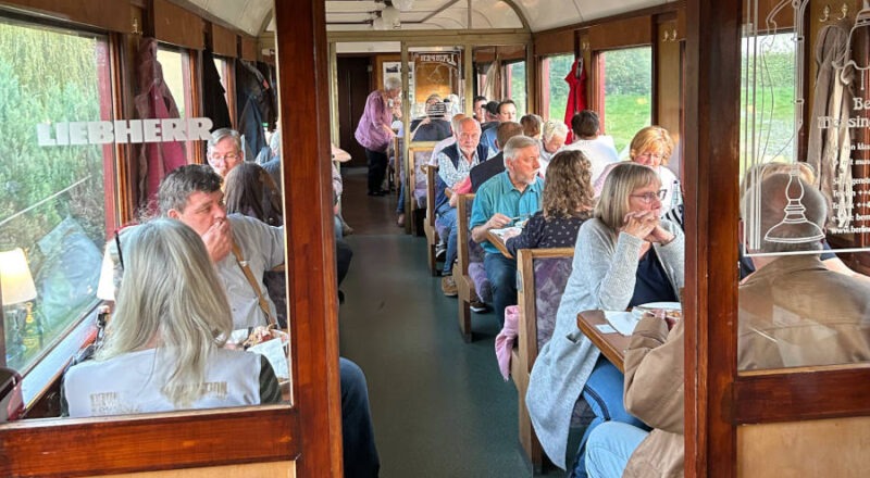 Auch im historischen Speisewagen der Landeseisenbahn wird am 31. August 2024 Bier ausgeschenkt. Foto: Golo Kahlert