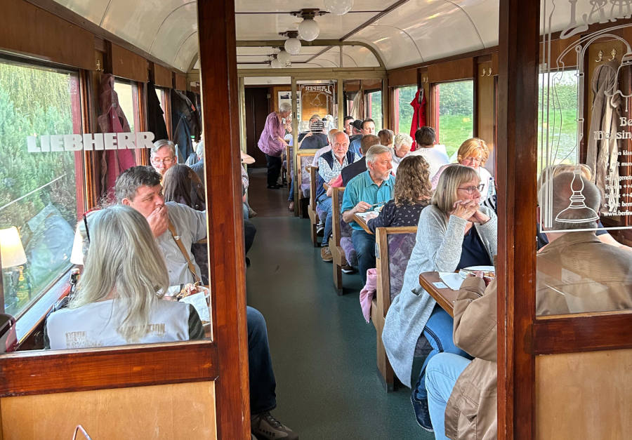 Auch im historischen Speisewagen der Landeseisenbahn wird am 31. August 2024 Bier ausgeschenkt. Foto: Golo Kahlert