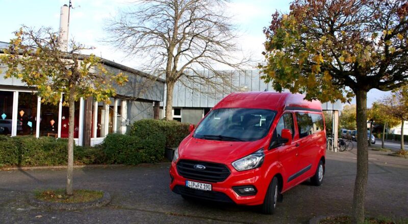 Diesen roten Ford Transit des Familienservicebüros entwendeten Unbekannte. Foto: Thomas Dohna