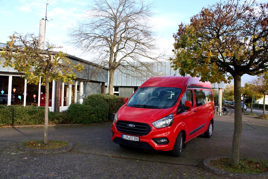 Diesen roten Ford Transit des Familienservicebüros entwendeten Unbekannte. Foto: Thomas Dohna