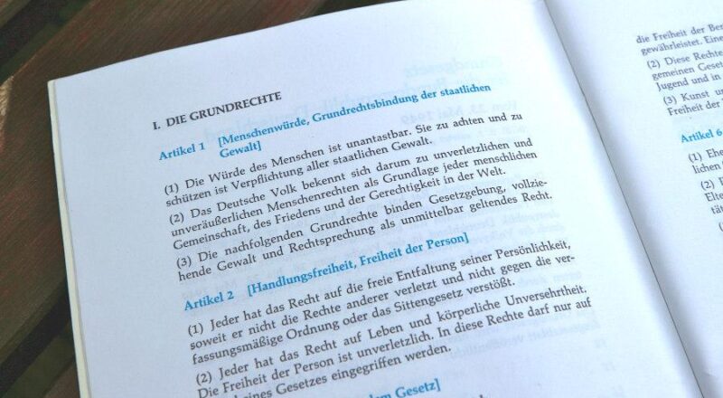 Der Beginn des Grundgesetzes in einem Druck von 1981, den damals jeder Wehrpflichtige zu Beginn seines Dienstes überreicht bekam. Foto: Thomas Dohna