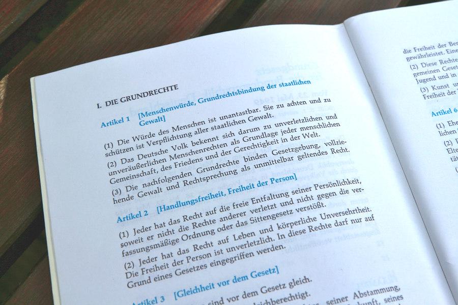 Der Beginn des Grundgesetzes in einem Druck von 1981, den damals jeder Wehrpflichtige zu Beginn seines Dienstes überreicht bekam. Foto: Thomas Dohna