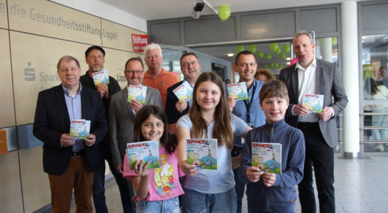 Stellten gemeinsam das neue Heft vor (von links hinten): Dr. Stefan Wiesekopsieker, stellvertretender Vorsitzender des Lippischen Heimatbundes, Mark Schäferjohann, Zeichner, Jörg Düning-Gast, Verbandsvorsteher des Landesverbands Lippe, Manfred Hütte, Leiter des Kurier Verlags und Landrat Dr. Axel Lehmann. Vom Klinikum stießen dazu (von rechts hinten): Dr. Johannes Hütte, Geschäftsführer des Klinikums Lippe, Dr. Beate Ruppert, Leitende Oberärztin und PD. Dr. Marc Mendler, Direktor der Kinderklinik. Vorne freuen sich (von links) Maja und Mona Mendler mit Justus Hütte. Foto: Kreis Lippe