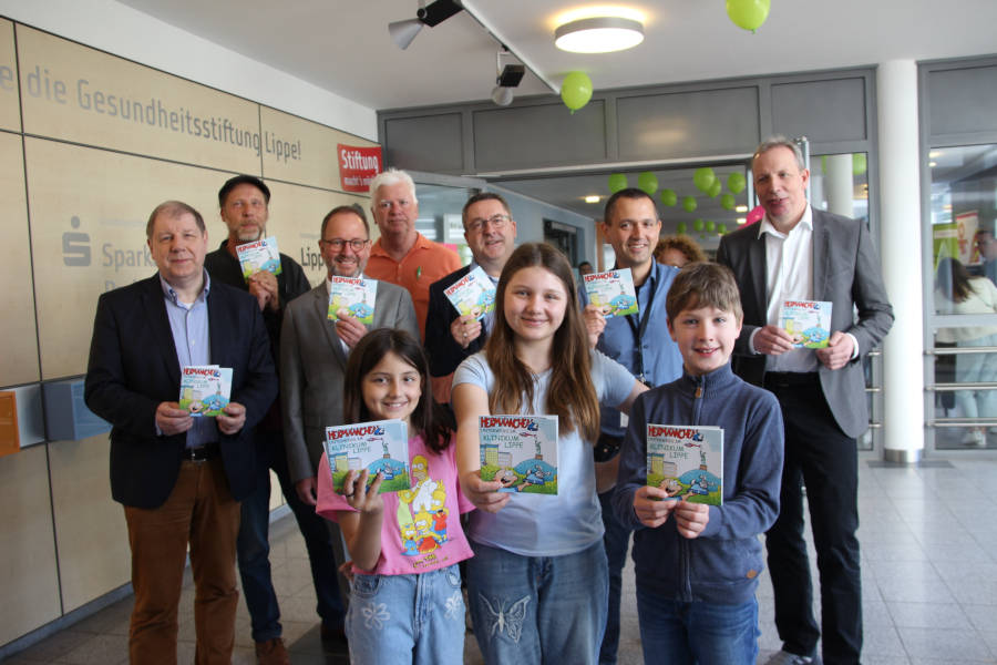 Stellten gemeinsam das neue Heft vor (von links hinten): Dr. Stefan Wiesekopsieker, stellvertretender Vorsitzender des Lippischen Heimatbundes, Mark Schäferjohann, Zeichner, Jörg Düning-Gast, Verbandsvorsteher des Landesverbands Lippe, Manfred Hütte, Leiter des Kurier Verlags und Landrat Dr. Axel Lehmann. Vom Klinikum stießen dazu (von rechts hinten): Dr. Johannes Hütte, Geschäftsführer des Klinikums Lippe, Dr. Beate Ruppert, Leitende Oberärztin und PD. Dr. Marc Mendler, Direktor der Kinderklinik. Vorne freuen sich (von links) Maja und Mona Mendler mit Justus Hütte. Foto: Kreis Lippe