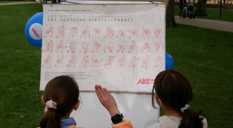 Einfach mal ausprobieren: Das deutsche Fingeralphabet. Foto: Lippische Landeskirche