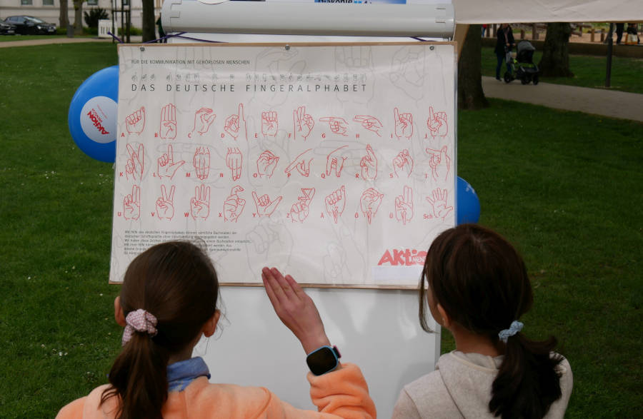 Einfach mal ausprobieren: Das deutsche Fingeralphabet. Foto: Lippische Landeskirche