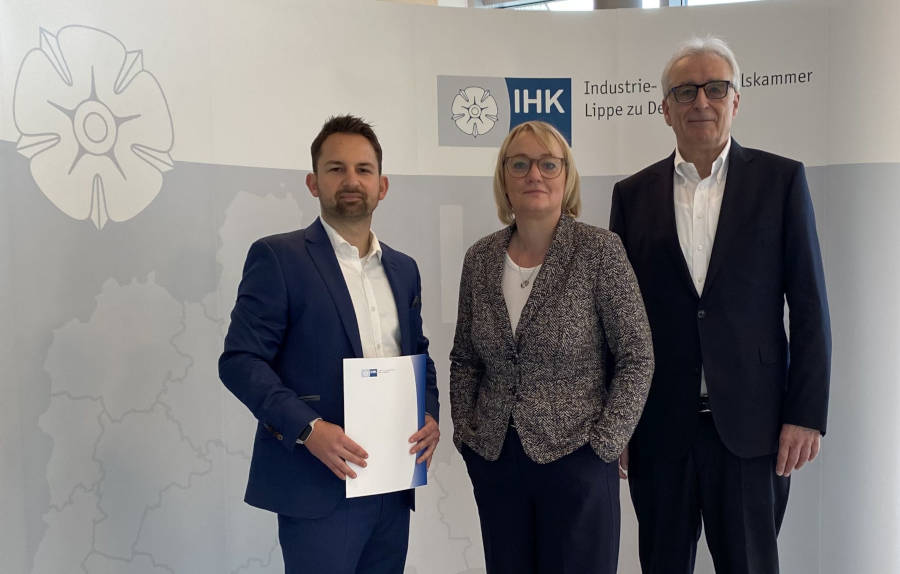 Weiterhin herausfordernde Zeiten für die lippische Wirtschaft: IHK- Präsident Volker Steinbach (von rechts), IHK-Hauptgeschäftsführerin Svenja Jochens und Timm Lönneker, Referent bei der IHK Lippe, stellen den aktuellen Konjunkturlagebericht vor. Foto: IHK Lippe