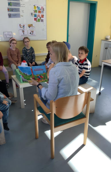 Die Klassenlehrerin der Igelklasse 1c Svenja Beckmann las den Kindern aus dem Buch "Der kleine Drache Kokosnuss kommt in die Schule" vor. Foto: Privat