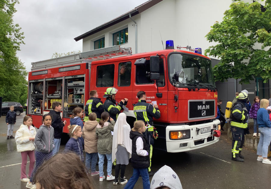 Autogrammstunde für die Feuerwehrleute nach dem Einsatz. Foto: Privat