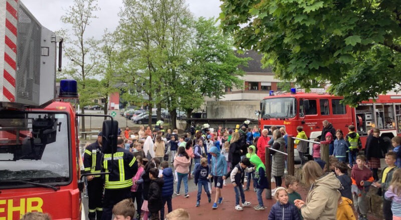 Die freiwillige Feuerwehr Leopoldshöhe probt einen Brandeinsatz auf dem Gelände der Grundschule Asemissen. Foto: Privat