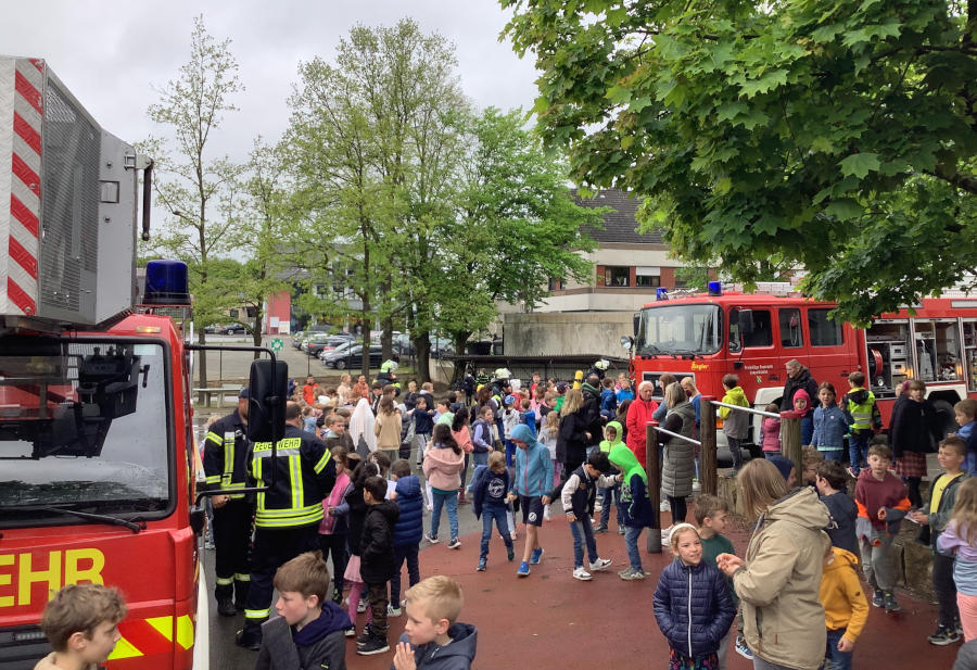 Die freiwillige Feuerwehr Leopoldshöhe probt einen Brandeinsatz auf dem Gelände der Grundschule Asemissen. Foto: Privat