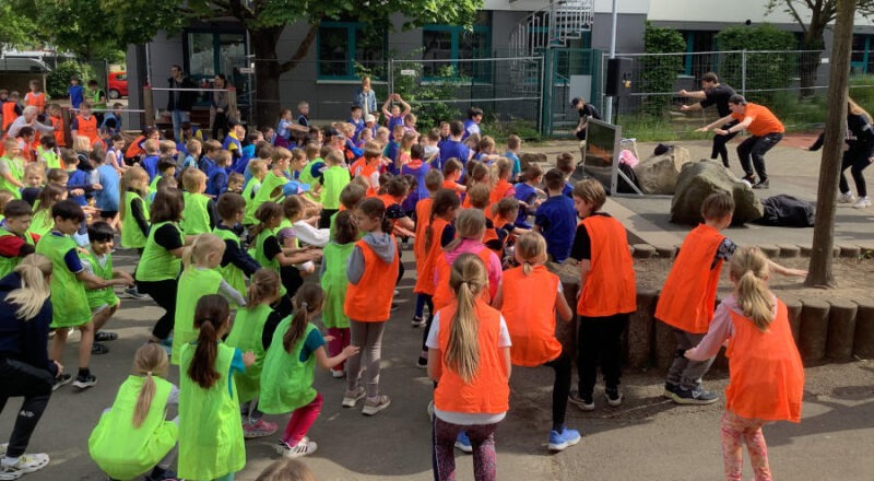 Die Schüler und Schülerinnen starten gemeinsam in den Bewegungsvormittag mit einem Warm-up. Foto: Privat