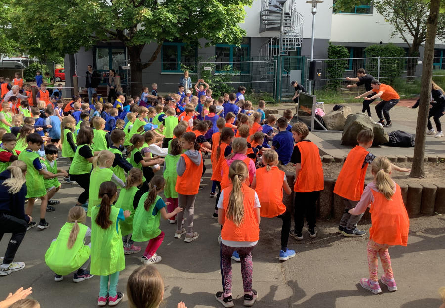 Die Schüler und Schülerinnen starten gemeinsam in den Bewegungsvormittag mit einem Warm-up. Foto: Privat