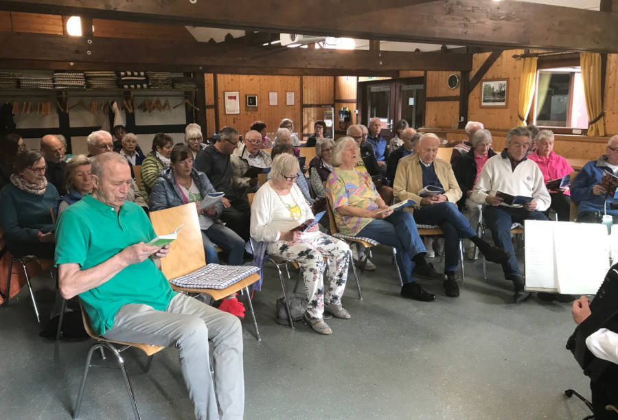 Volles Haus beim ersten Treffen zum Volksliedersingen auf dem Heimathof. Foto: Privat