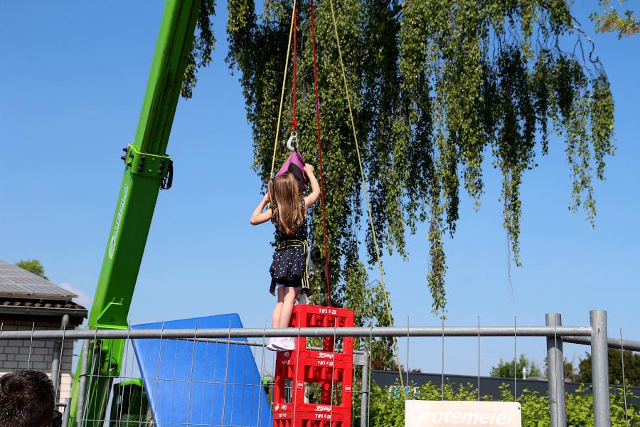 Hoch hinaus ging es beim Kistenklettern. Foto: Edeltraud Dombert