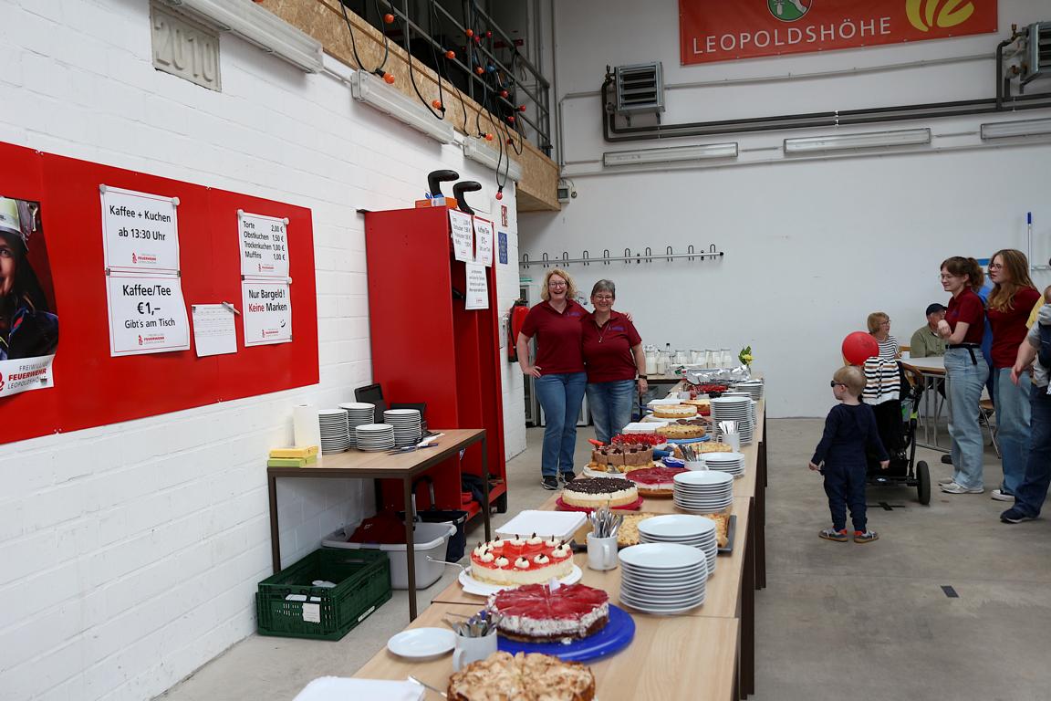 Die Kuchentheke ist reich gedeckt. Foto: Edeltraud Dombert