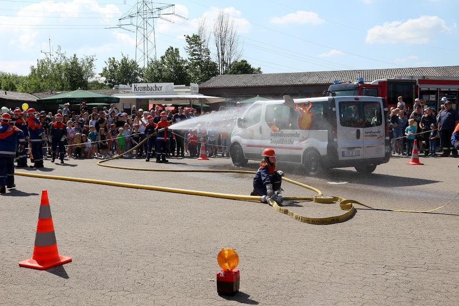 Die Jugendfeuerwehr "löscht" bei ihrer Einsatzübung einen brennenden Bulli. Foto: Edeltraud Dombert