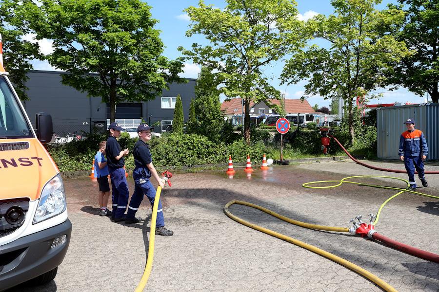 Die Jugendfeuerwehr bot zu ihrer Feuerwehrolympiade ein Zielspritzen an. Foto: Edeltraud Dombert