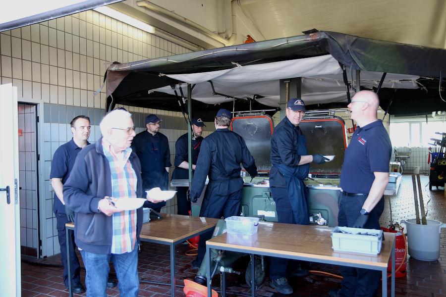 Die Küchenbrigade gab 300 Liter Erbsensuppe aus. Foto: Edeltraud Dombert