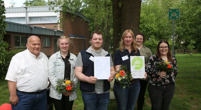 Der stellvertretende Bürgermeister Andreas Brinkmann, Pia Ostheider, Jonas Droste und Stefanie Horenberg von der Kita Spatzennest, Talea Böger und Sabrina Jostameling vom Haus Neuland (von links) freuen sich über den erfolgreichen Abschluss des Modellprojektes. Foto: Edeltraud Dombert