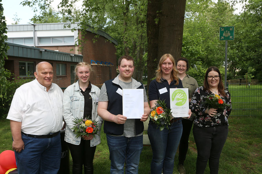 Der stellvertretende Bürgermeister Andreas Brinkmann, Pia Ostheider, Jonas Droste und Stefanie Horenberg von der Kita Spatzennest, Talea Böger und Sabrina Jostameling vom Haus Neuland (von links) freuen sich über den erfolgreichen Abschluss des Modellprojektes. Foto: Edeltraud Dombert