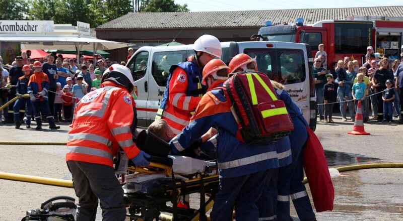 Der "Verletzte" ist gerettet und wird von Rotkreuzlern und Jugendfeuerwehrleuten versorgt. Foto: Edeltraud Dombert