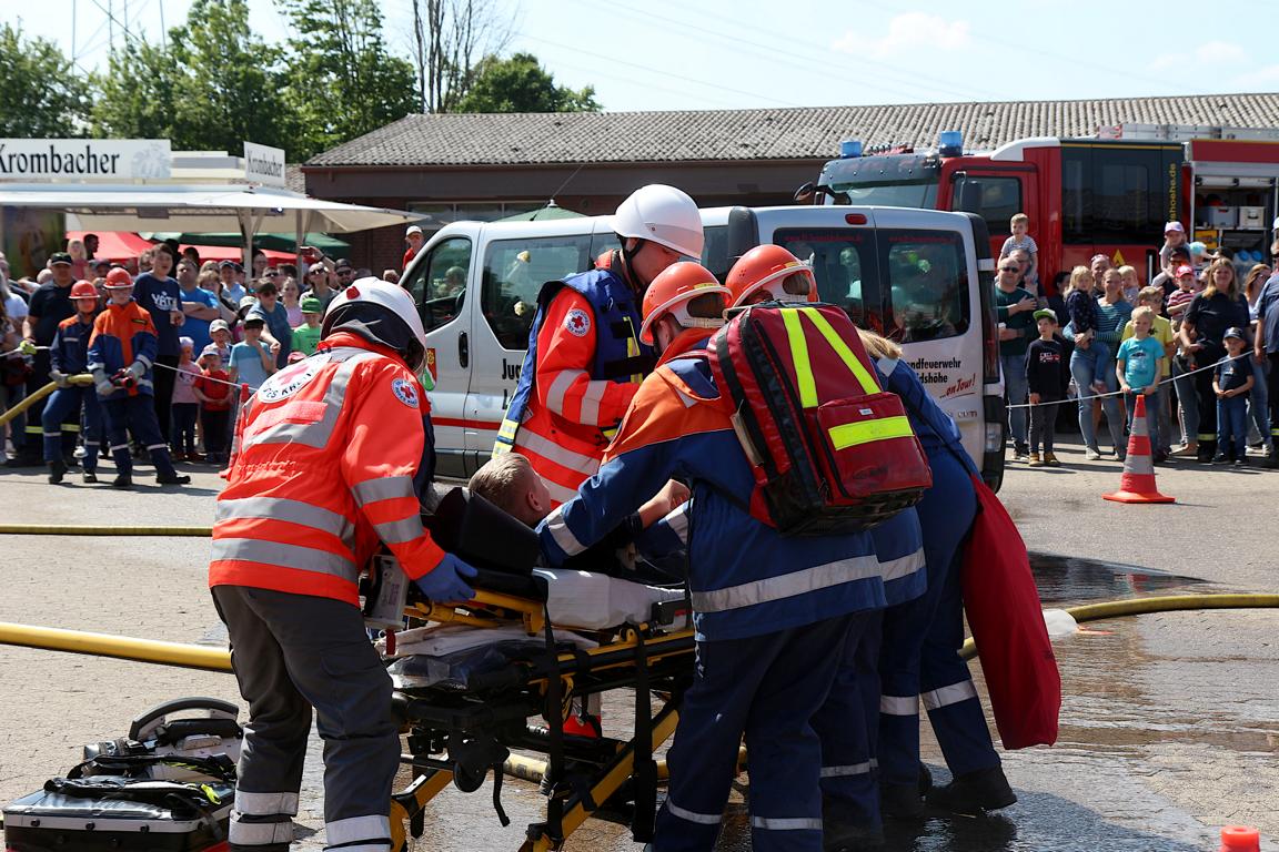 Der "Verletzte" ist gerettet und wird von Rotkreuzlern und Jugendfeuerwehrleuten versorgt. Foto: Edeltraud Dombert