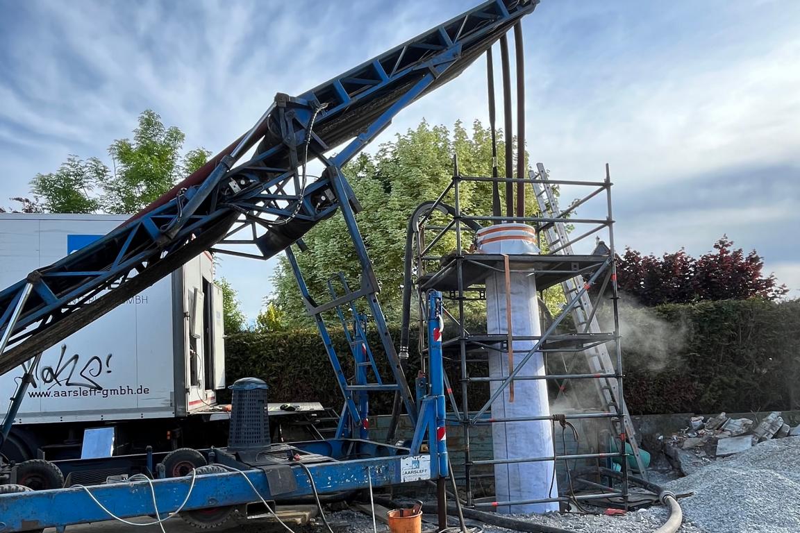 Der weiße Schlauch rechts ist ein sogenannter Inliner. Der besteht aus glasfaserverstärktem Epoxidharz. Bei Verarbeitung dünstet das Harz aus. Foto: Gemeinde Leopoldshöhe