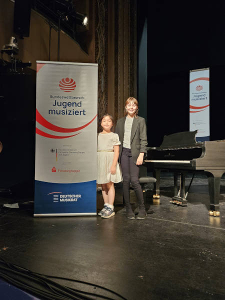 Lili Mok (Klavier, links) und Melody Schneider (Gesang) holten sich den zweiten Platz in d…</p><div class=