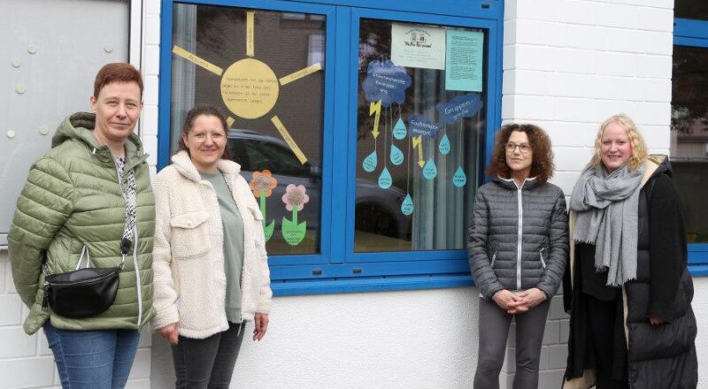 Stefanie Becker, Jeanine Albrink, Bärbel Schulze und Sarah Arlitt (von links) von der Kita Kleine Strolche präsentieren das dritte Kita-Fenster. Foto: Edeltraud Dombert