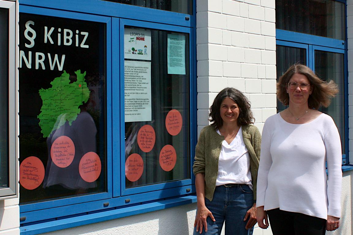 Sandra Linnenbecker, Leiterin des Familien-Service- Büros Leopoldshöhe und Andrea Rodekamp, Leiterin Fachbereich Soziales in der Gemeindeveraltung Leopoldshöhe (von links) haben das vierte Fenster für die Kita-Kampagne gestaltet. Foto: Edeltraud Dombert