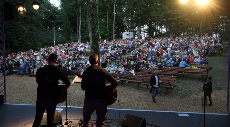 Eine junge Band steht auf der Bühne und spielt bei einem „Hutkonzert“ vor großem Publikum Foto: Landesverband Lippe