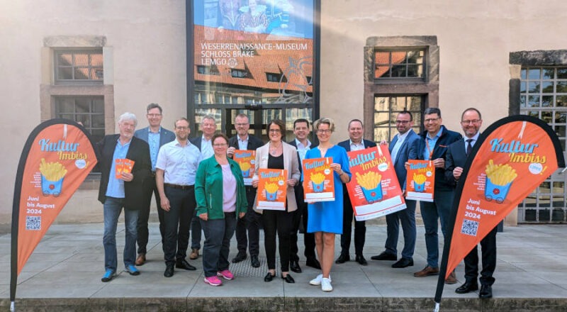 Freuen sich auf den Sommer 2024 und den „Kulturimbiss Lippe“ (von links): Carsten Hormes (Kulturbüro OWL), Jochen Brunsiek (Landesverband Lippe), Boris Ortmeier (Bürgermeister Barntrup), Frank Meier (Bürgermeister Extertal), Petra Claes (Fachbereich Bildung und Organisation, Gemeinde Schlangen), Friso Veldink (Bürgermeister Dörentrup), Myriam Heidemann (Fach-dienst Kulturelle Bildung, Event und Stadtmarketing der Stadt Bad Salzuflen), Andreas Trotz (Vorstandsmitglied, Sparkasse Paderborn-Detmold-Höxter), Silvia Herrmann (komm. Standortleiterin des Weserrenaissance-Museums Schloss Brake), Stephan Eck (Direktor des Vorstandsstabs, Sparkasse Lemgo), Marcus Duda (Leiter Marketing/Pressesprecher Lippische Landes-brandversicherung), Volker Bibelhausen (Technologievorstand und Vorstandssprecher, Weidmüller) und Jörg Düning-Gast (Verbandsvorsteher). Foto: LVL