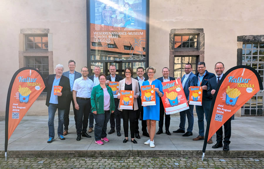 Freuen sich auf den Sommer 2024 und den „Kulturimbiss Lippe“ (von links): Carsten Hormes (Kulturbüro OWL), Jochen Brunsiek (Landesverband Lippe), Boris Ortmeier (Bürgermeister Barntrup), Frank Meier (Bürgermeister Extertal), Petra Claes (Fachbereich Bildung und Organisation, Gemeinde Schlangen), Friso Veldink (Bürgermeister Dörentrup), Myriam Heidemann (Fach-dienst Kulturelle Bildung, Event und Stadtmarketing der Stadt Bad Salzuflen), Andreas Trotz (Vorstandsmitglied, Sparkasse Paderborn-Detmold-Höxter), Silvia Herrmann (komm. Standortleiterin des Weserrenaissance-Museums Schloss Brake), Stephan Eck (Direktor des Vorstandsstabs, Sparkasse Lemgo), Marcus Duda (Leiter Marketing/Pressesprecher Lippische Landes-brandversicherung), Volker Bibelhausen (Technologievorstand und Vorstandssprecher, Weidmüller) und Jörg Düning-Gast (Verbandsvorsteher). Foto: LVL