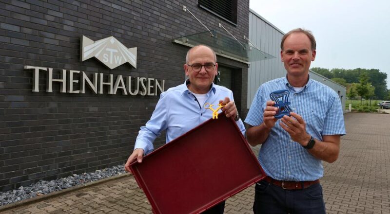 Stefan Freyer (links) und Frank Thenhausen zeigen Produkte, die ihr Unternehmen im Spritzgussverfahren hergestellt hat. Foto: Thomas Dohna