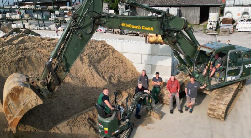 Die Belegschaft der Wiebusch GmbH hat sich an den Baggern den Betriebes aufgestellt. Foto: Wiebusch GmbH