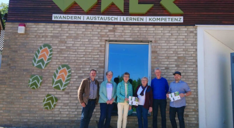 Oliver Siekmann, Dietlind Löhnert, Brigitte Scheuer, Barbara Brockmann, Klaus Sunkovsky und Lukas Noke (von links) sind die Organisatoren der Westlippischen Wandertouren 2024. Foto: Privat