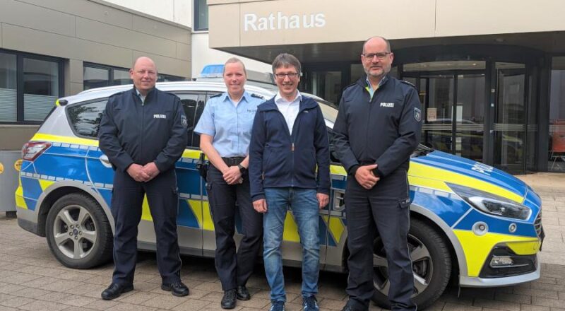 Die Bezirksbeamten Daniel Dreyer und Nina Worm haben ihre Büros jetzt im Rathaus. Bürgermeister Hoffmann und der Leiter der Wache Bad Salzuflen Marc Krumsiek berichten darüber. Foto: Gemeinde Leopoldshöhe