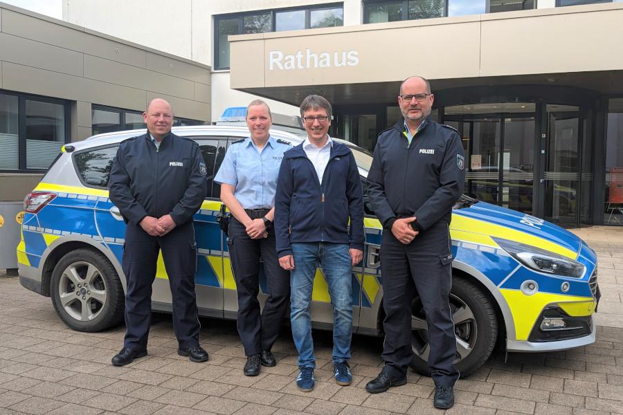 Die Bezirksbeamten Daniel Dreyer und Nina Worm haben ihre Büros jetzt im Rathaus. Bürgermeister Hoffmann und der Leiter der Wache Bad Salzuflen Marc Krumsiek berichten darüber. Foto: Gemeinde Leopoldshöhe