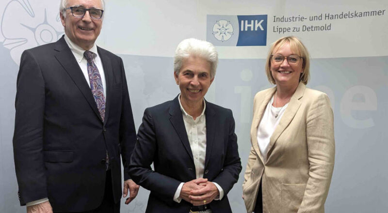 Klare Worte in herausfordernden Zeiten beim Empfang der lippischen Wirtschaft 2024 der IHK Lippe. IHK-Präsident Volker Steinbach (li.) und IHK-Hauptgeschäftsführerin Svenja Jochens (re.) zusammen mit dem Gast des Abends, Dr. Marie-Agnes Strack-Zimmermann (Mitte) Foto: IHK Lippe