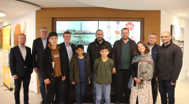 Lutz Depping (Teamleiter im Schulamt des Kreises Lippe, von links), Kreiskämmerer Rainer Grabbe und Schulamtsdirektor Torsten Buncher begrüßen Gökhan Cerrah, Mustafa Bayram, Elif Sena Pehlivan, Programmkoordinator Mevlüt Erdem und Talip Yele sowie drei Schüler aus einer Mittelschule in Yalova im Kreishaus. Foto: Kreis Lippe