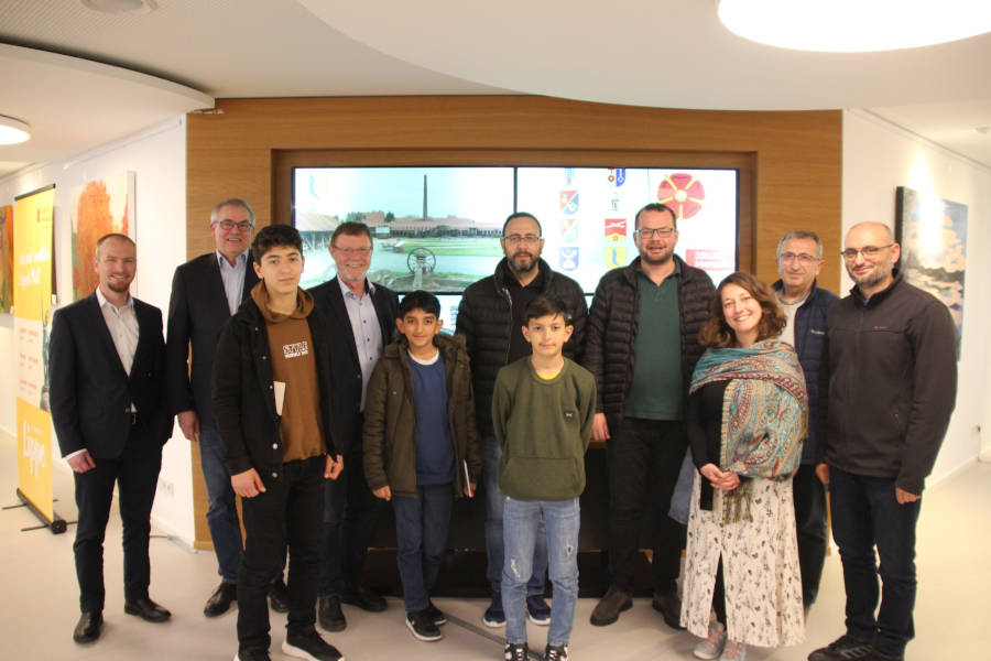 Lutz Depping (Teamleiter im Schulamt des Kreises Lippe, von links), Kreiskämmerer Rainer Grabbe und Schulamtsdirektor Torsten Buncher begrüßen Gökhan Cerrah, Mustafa Bayram, Elif Sena Pehlivan, Programmkoordinator Mevlüt Erdem und Talip Yele sowie drei Schüler aus einer Mittelschule in Yalova im Kreishaus. Foto: Kreis Lippe