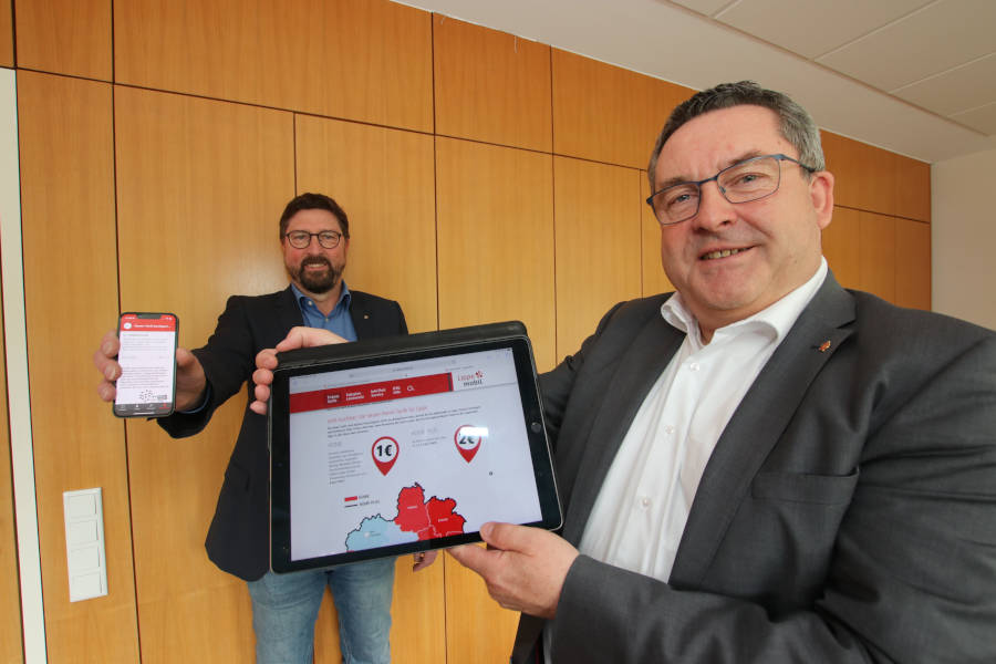 Landrat Dr. Axel Lehmann (rechts) und Achim Oberwöhrmeier (Geschäftsführer der KVG Lippe) präsentieren die neuen Home-Tarife. Foto: Kreis Lippe