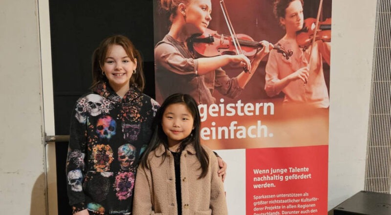 Melody Schneider (links) und Lili Zhu treten beim Bundeswettbewerb Jugend musiziert in der Kategorie Musical an. Foto: Privat