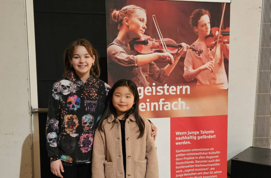 Melody Schneider (links) und Lili Zhu treten beim Bundeswettbewerb Jugend musiziert in der Kategorie Musical an. Foto: Privat