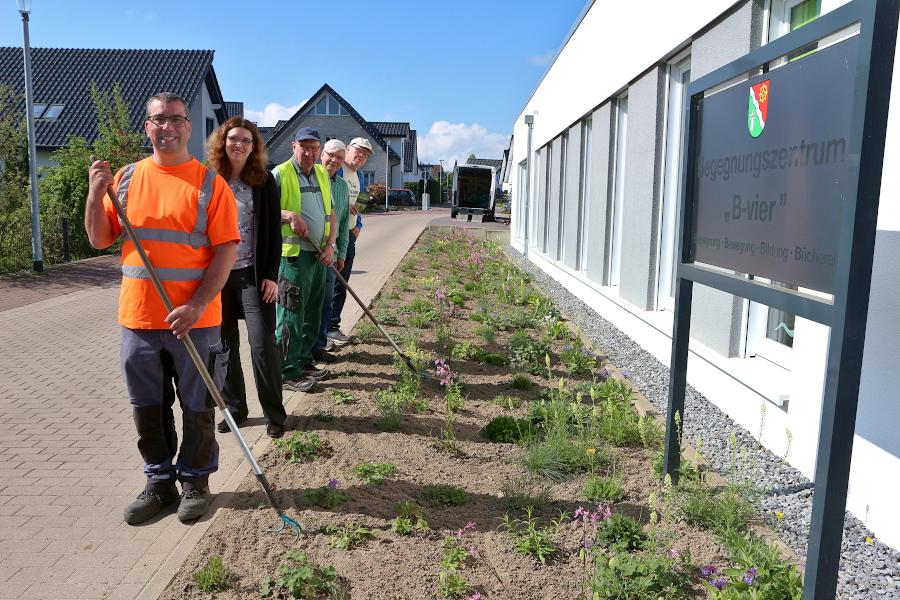 Das neue Schaubeet am Begegnungszentrum B-vier präsentieren David Diekmann, Annalena Bargfrede, Lothar Rottschäfer, Ulrich Käthner und Ewald Thies. Foto: Thomas Dohna