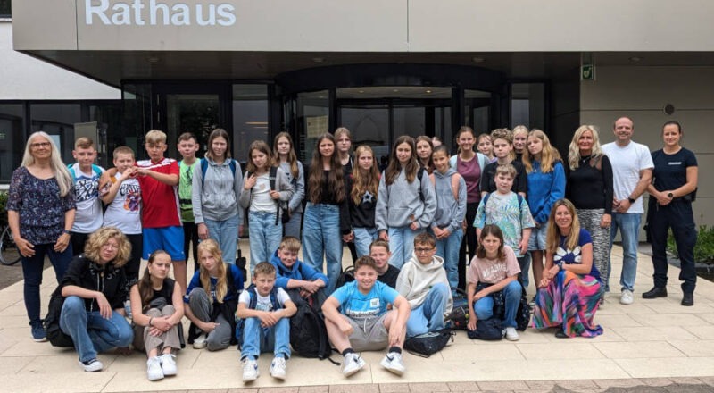 Die Schülerinnen und Schüler der FFG zeigten mit ihren Lehreinnen der polnischen Gastschülergruppe das Rathaus von Leopoldshöhe. Foto: Gemeinde Leopoldshöhe